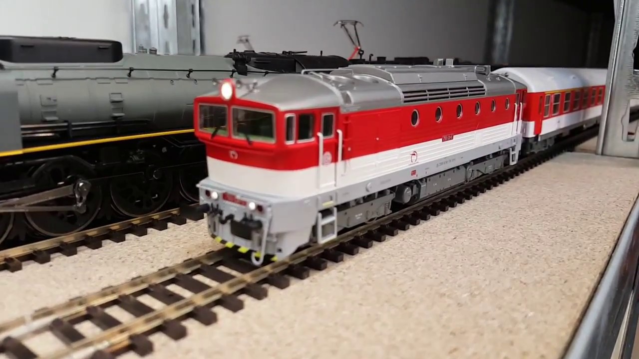 Roco ZSSK 750 - Okuliarnik / Brejlovec / Spectacle Loco with slovak passenger cars