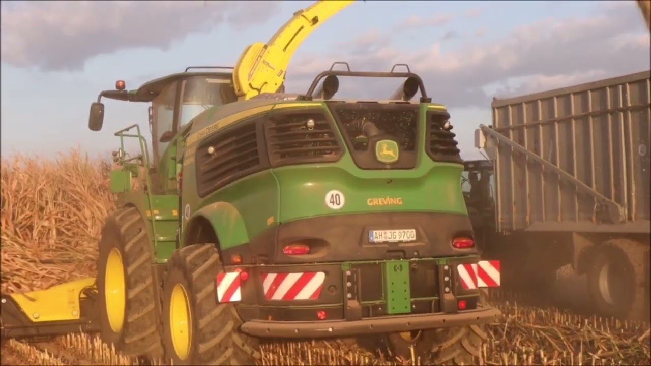 JohnDeere 9700i nimmt 12 Reihen Mais, MAN Müllwagen.