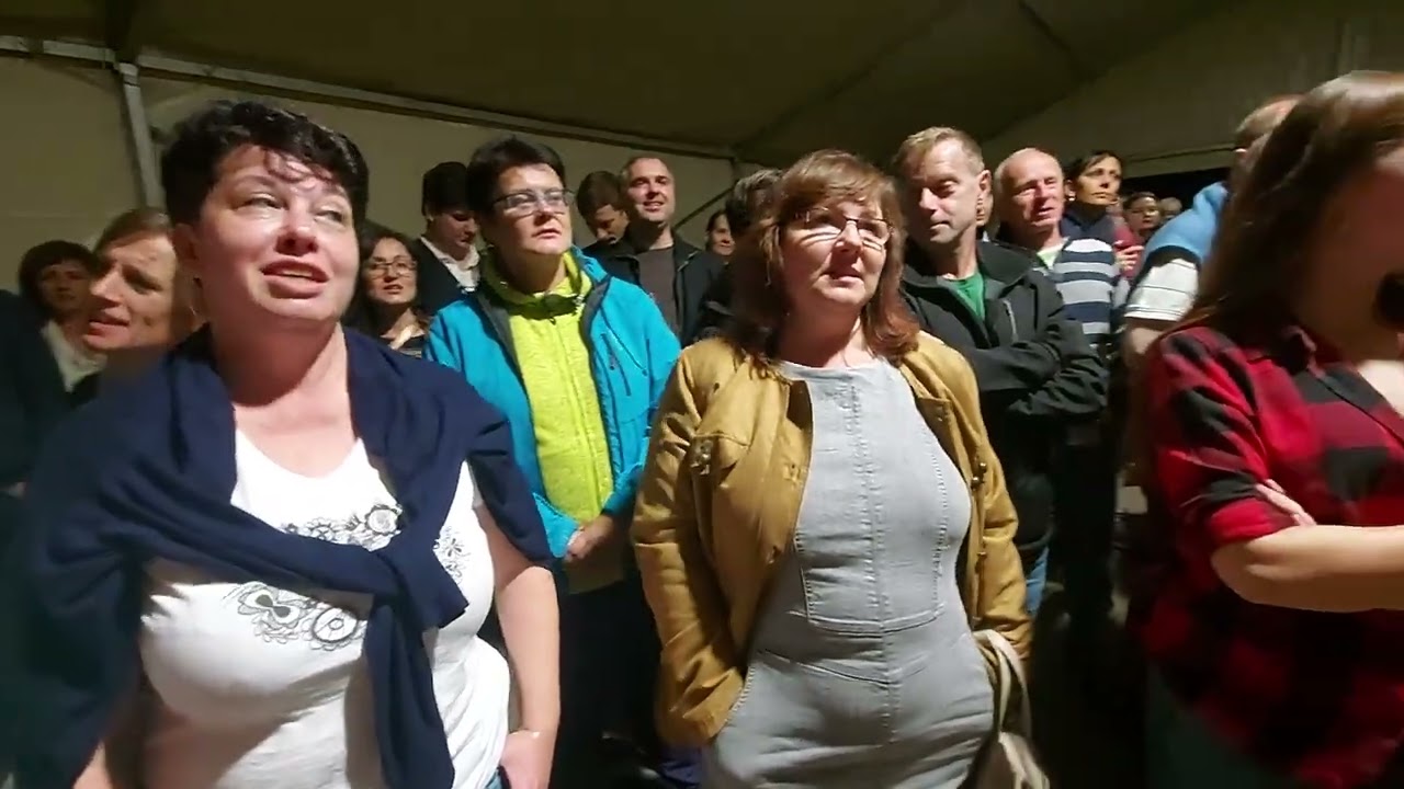 DOLNÍ BOJANOVICE-Jak rozezpívala ve stanu diváky na Václavských hodech 2021 cimbálovka Grajcar