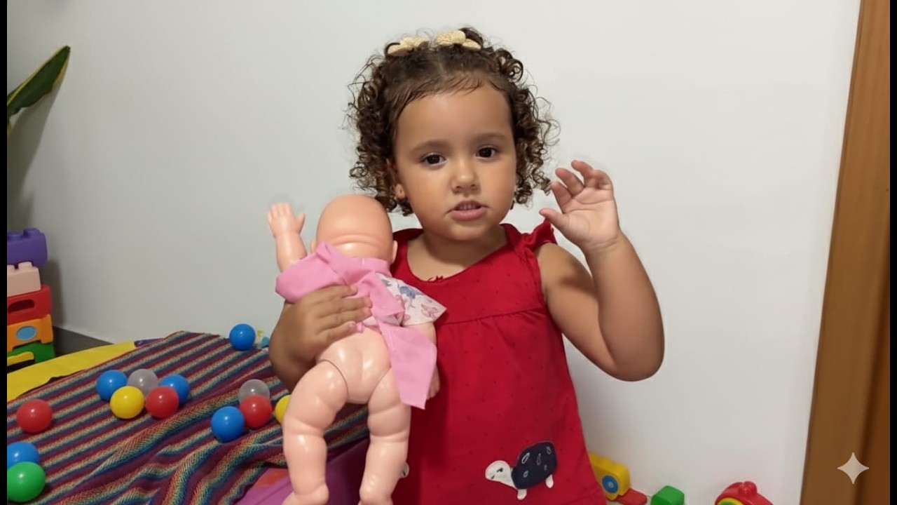 LAVÍNIA BRINCANDO DE MAMÃE COM A BONECA