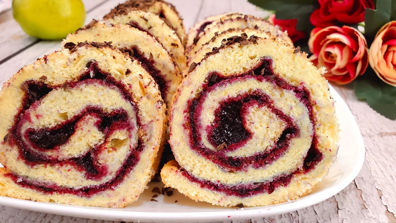 Бисквитный рулет с черной смородиной - простой и вкусный рецепт
