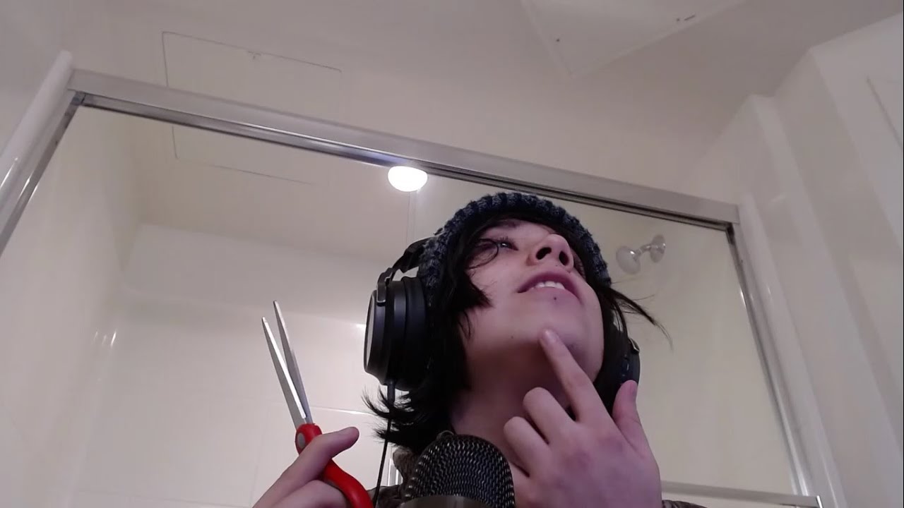 Quackity procede a rasurarse en el baño mientras hace stream 💇🏻😂 | QSMP