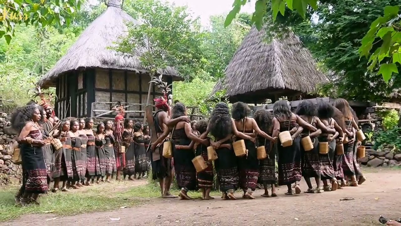Nonton Tari Lego-Lego di Kampung Adat Takpala, Alor