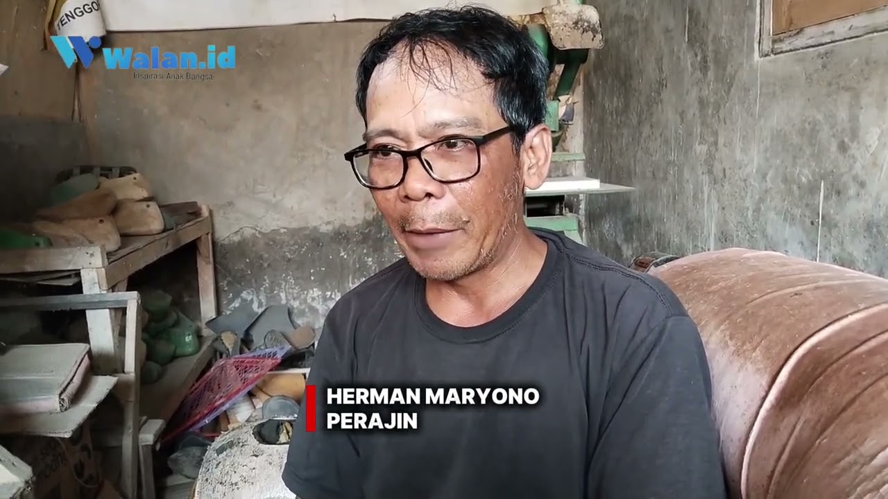 PERAJIN SANDAL RUMAHAN DI CARENANG TERUS BERPRODUKSI MESKI TERKENDALA MERK