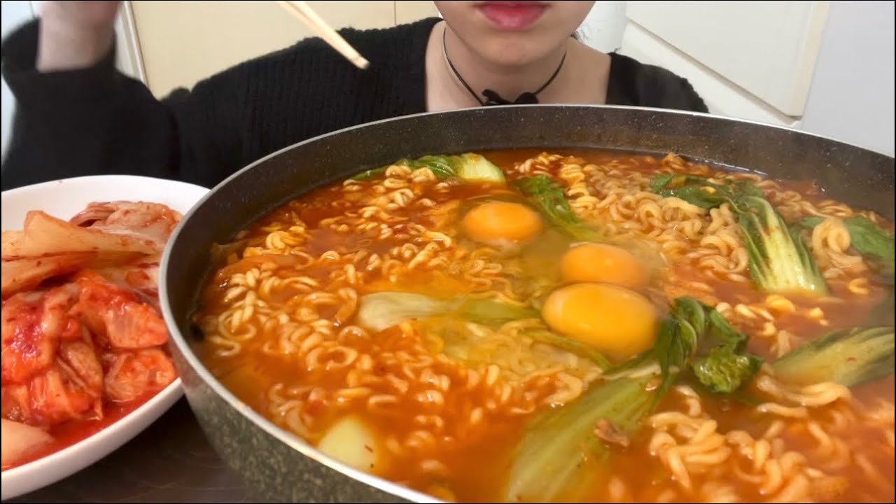 【ASMR、咀嚼音】Spicy Ramen and Korean Kimchi！辛ラーメンと韓国キムチ！