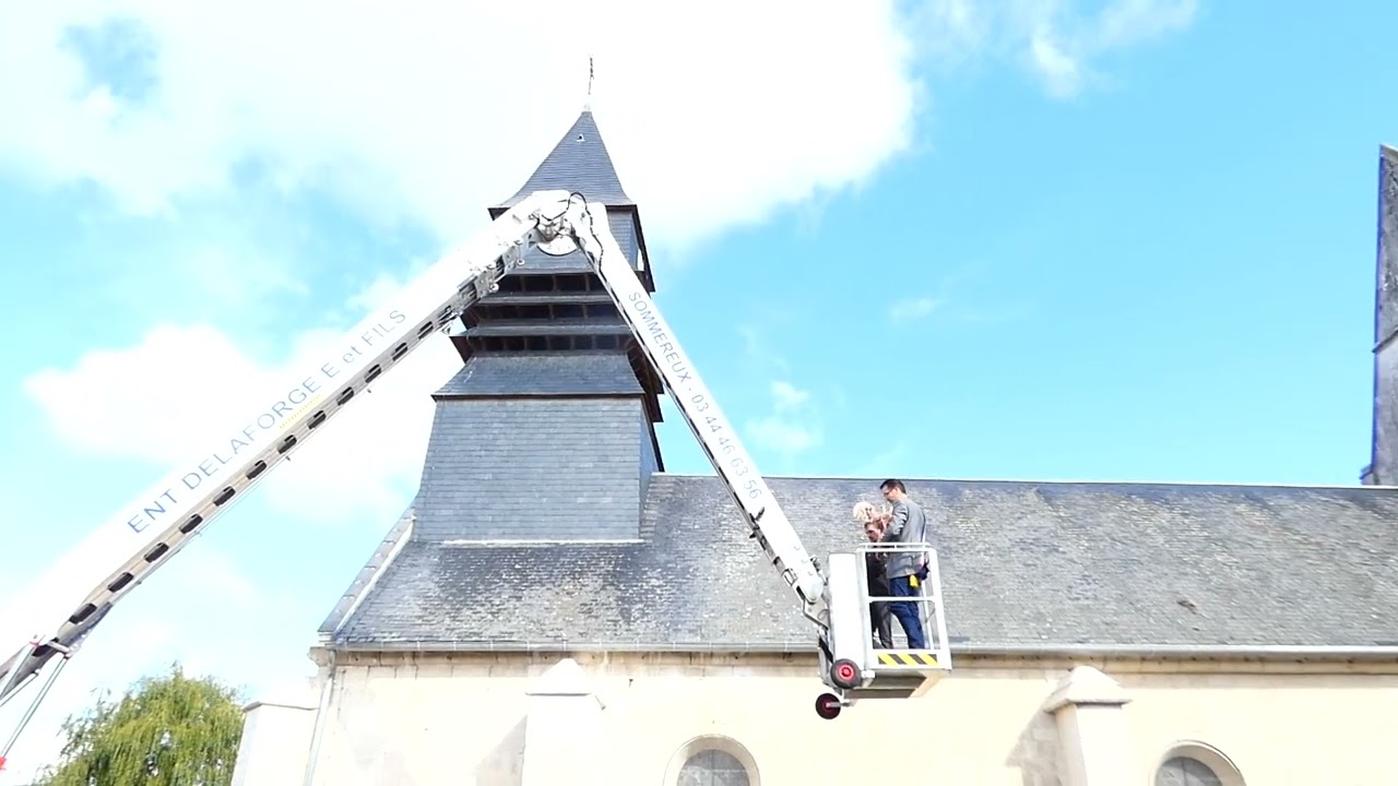 Le coq retrouve sa place sur le clocher de l'église de Villers-Vicomte