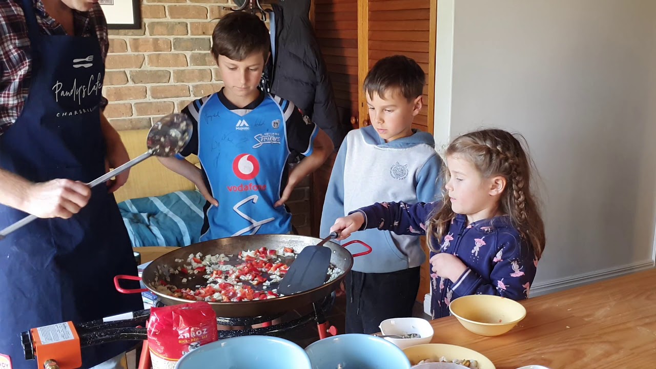Pandy's cafe: Paella with kids