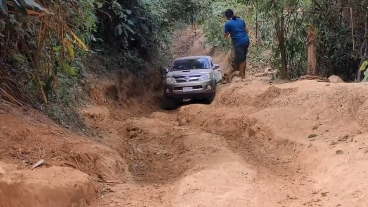 Toyota Hilux vs Isuzu D Max In Steep Hill Climbs - 4x4 On Steep Hill Climbing Route