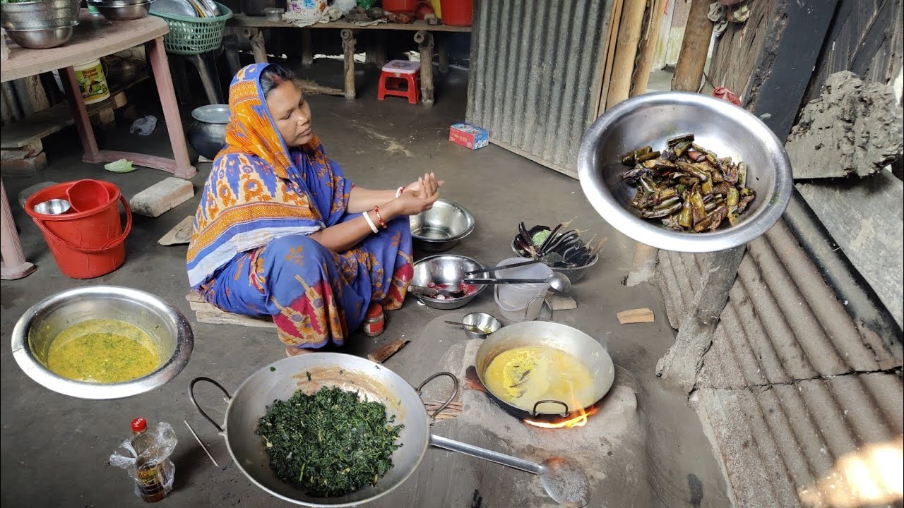 আজকে আমরা বাড়িতে না থাকায় মা কি রান্না করলো দুপুর বেলা কি খেলাম | Simple Cooking in Village life 