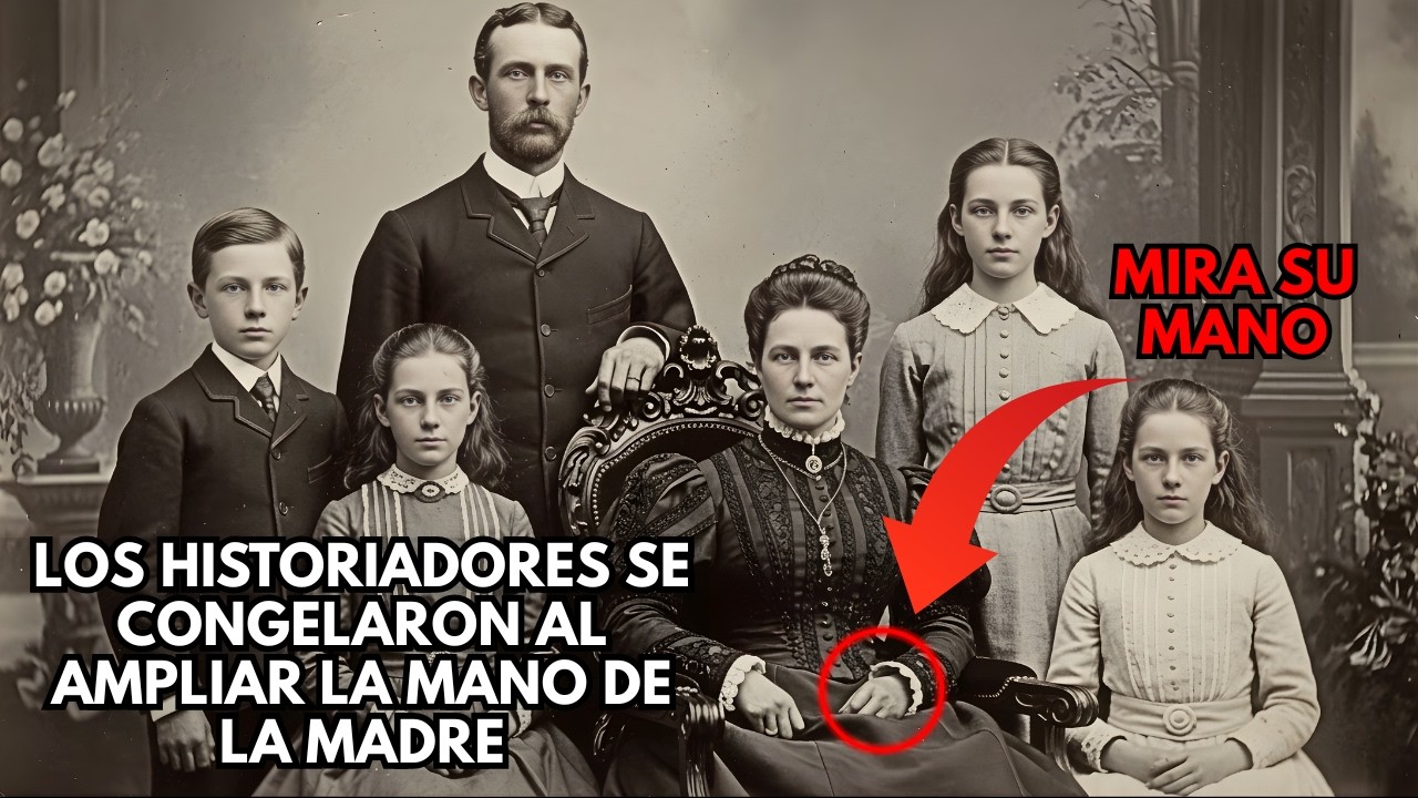 Retrato Familiar de 1897 — Los Historiadores se Congelaron al Ampliar la Mano de la Madre