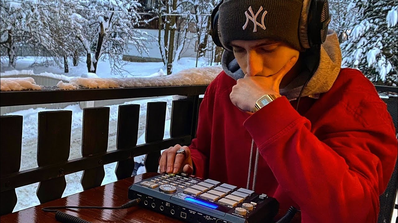 Making a Lo-Fi Beat Outdoors On The MPC 500