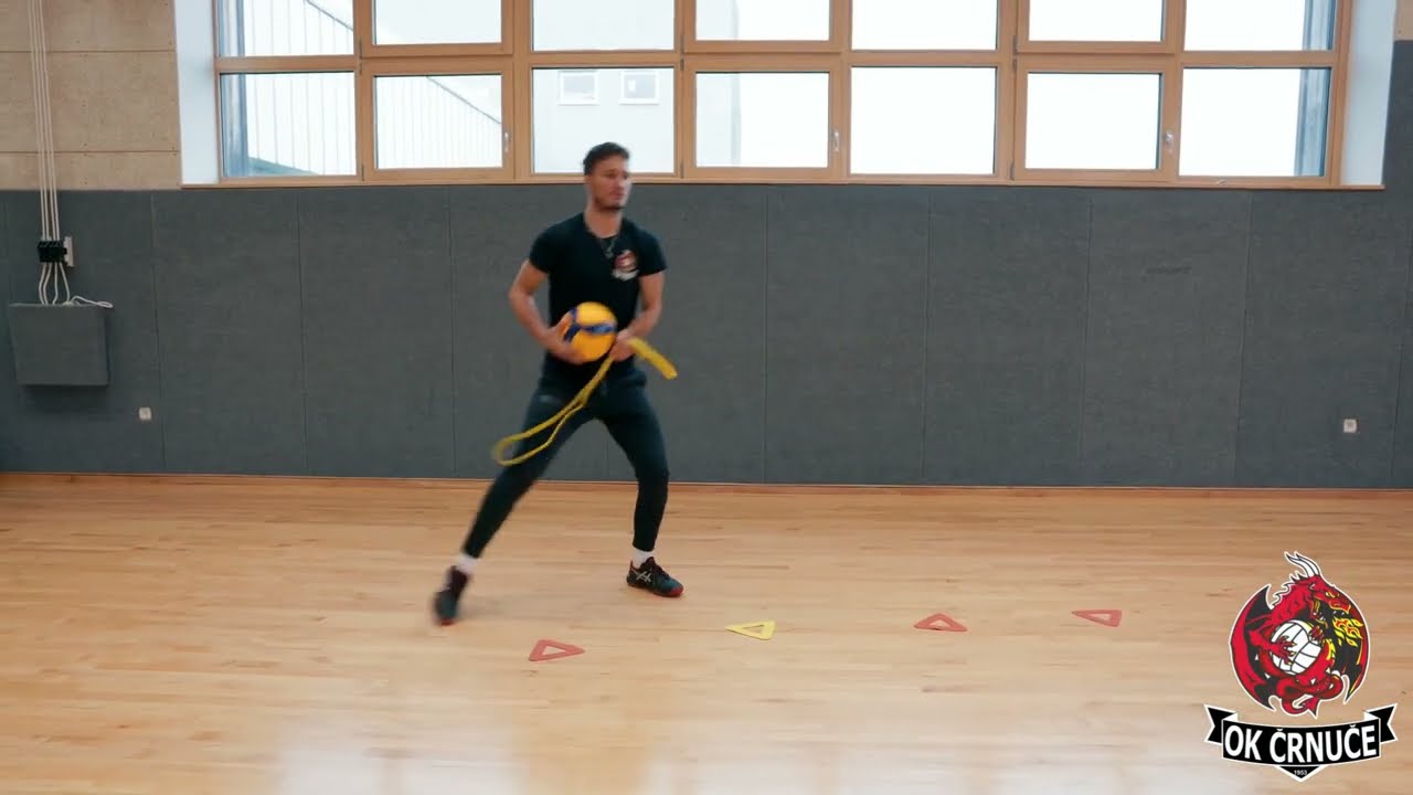 Spodnji odboj (Underhand Pass)