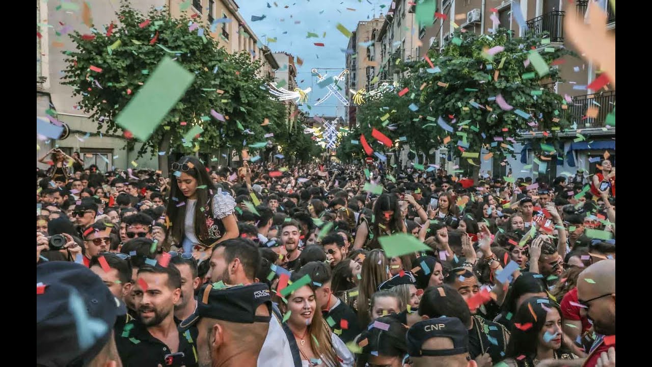 Explosión de alegría festera en la Entrada de Bandas de Elda