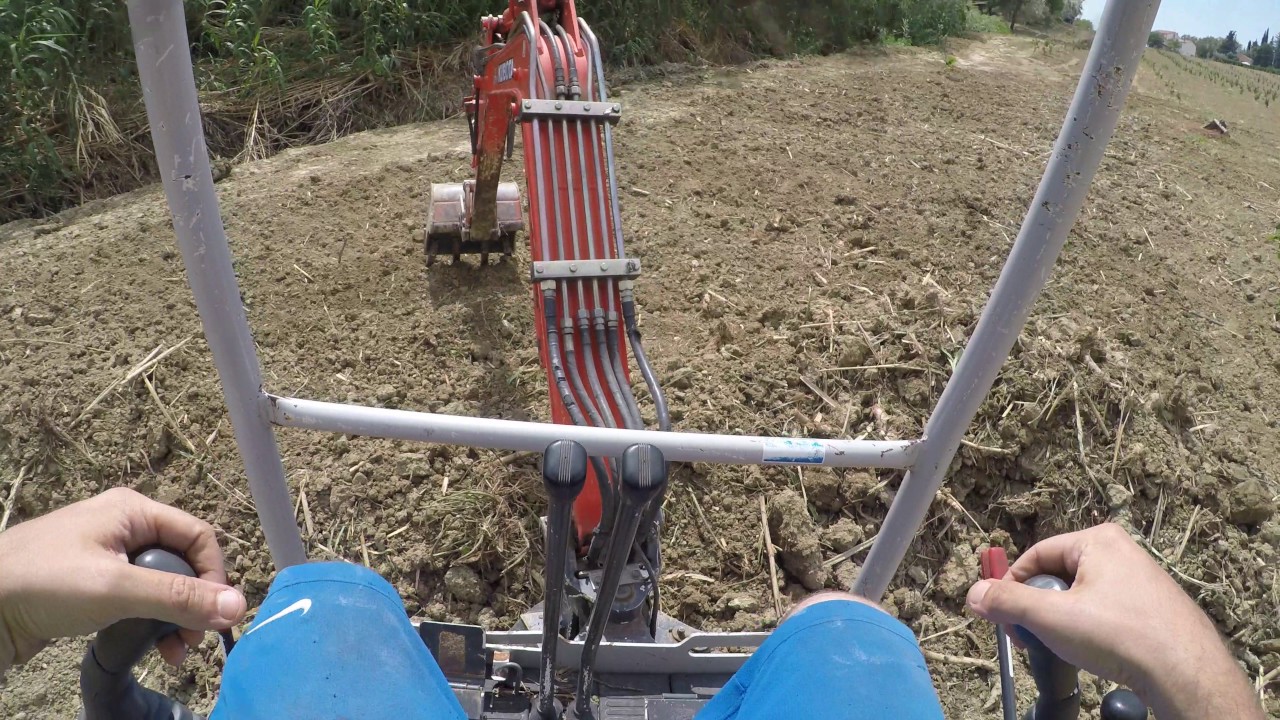 MINI ESCAVATORE LIVELLAMENTO TERRENO