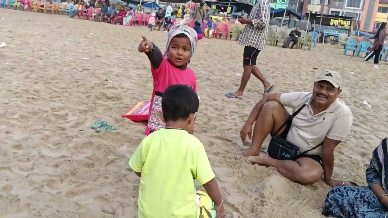 বন্ধুরা তোজো পুরীর সমুদ্রে এসে বল খেলছে ⚽⚽ 