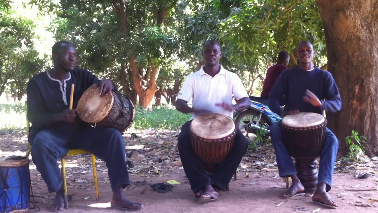 L'équipe des Kouyatés, de bamako, djembé et dundun du Mali.