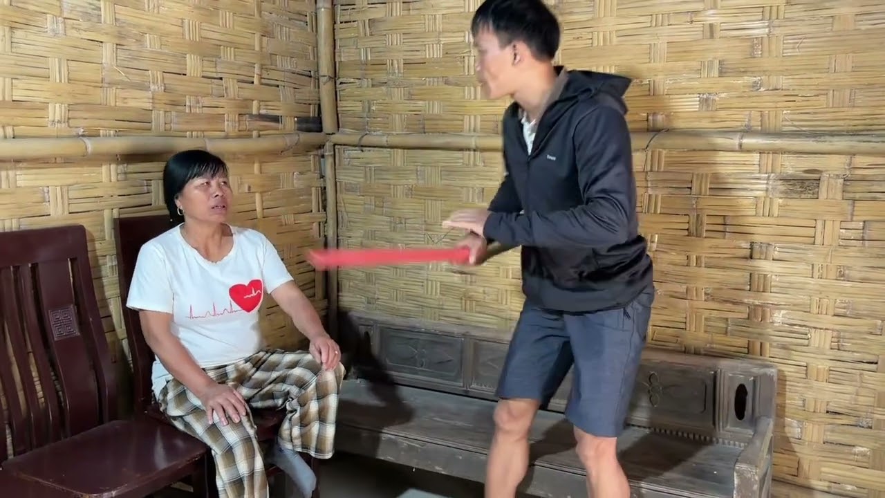Mụ Liên Tới Nịnh Hảo Đưa Tiền Cho Mụ Để Trả Cho Bà Minh 