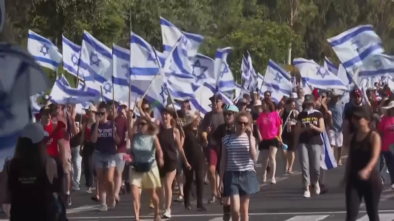 Israeli protesters block roads in 'day of disruption'