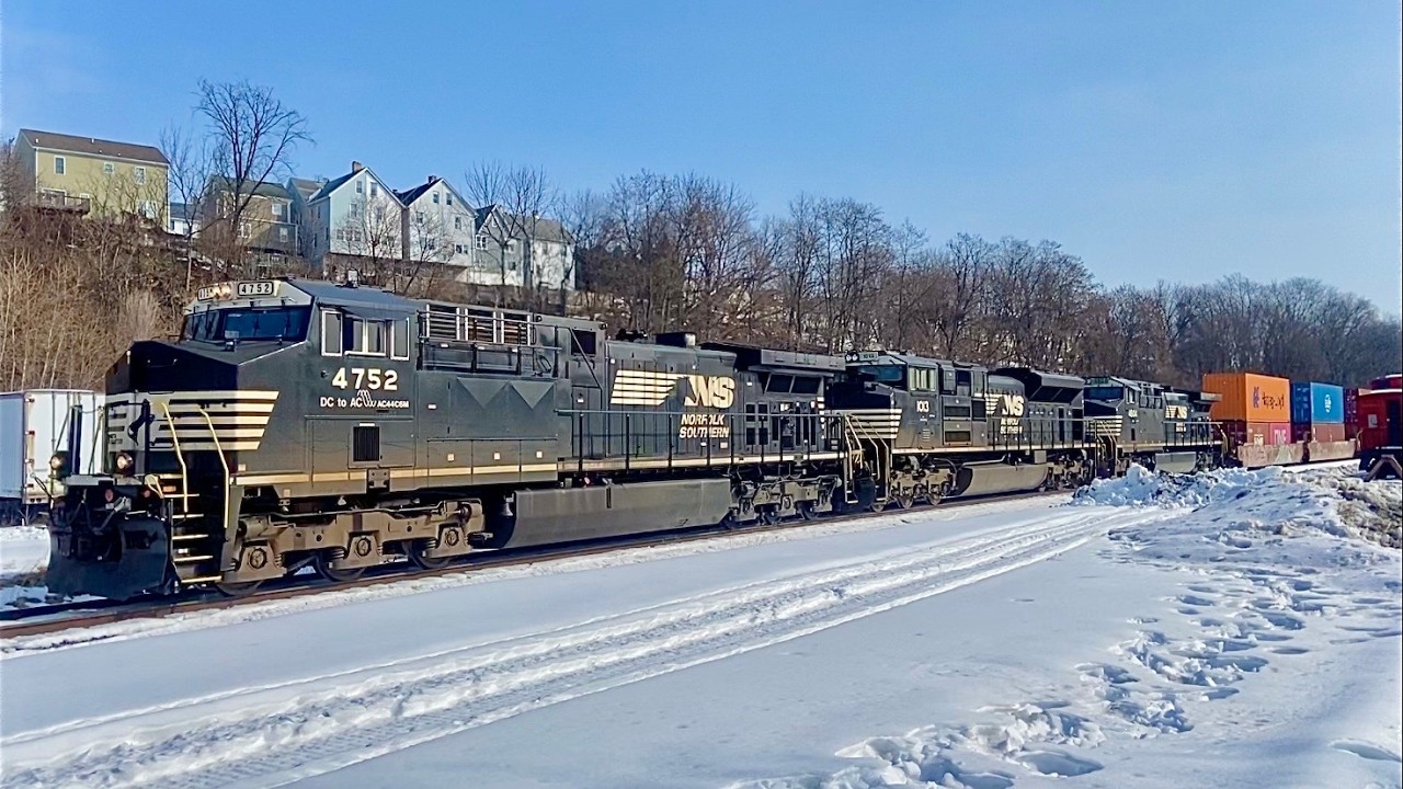 SD70ACE Trails Elephant Style on AC44C6M Sandwich of NS 269