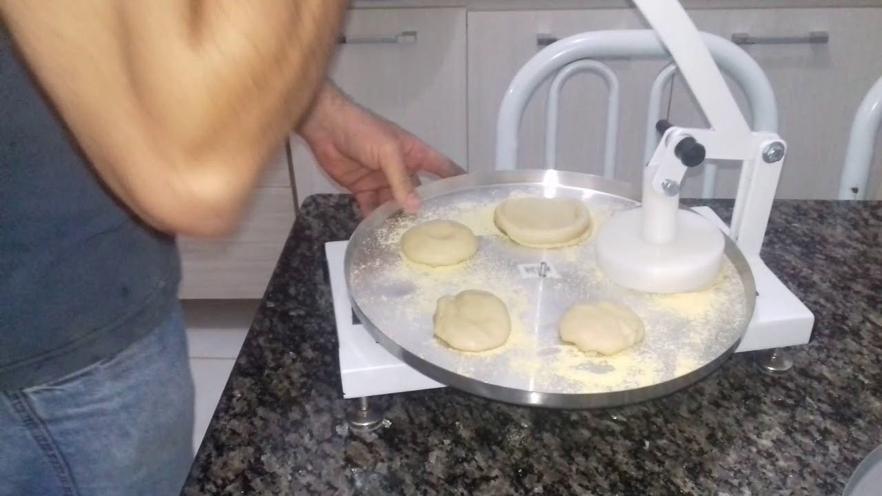 Abrindo 1 Esfiha a cada 3 segundos! Conformação de massas com a prensa modeladora esfiha DEVAIMAQ