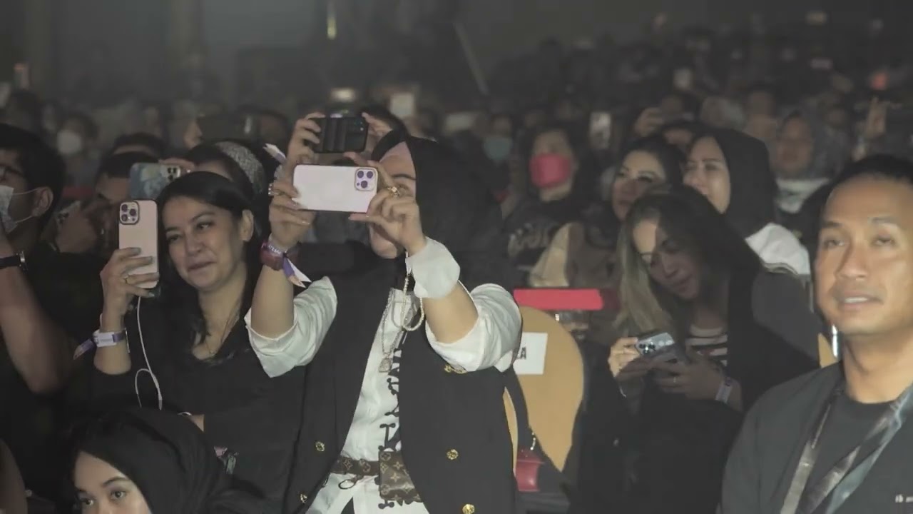 Melodi Gitaris MLTR Mikkel Lentz saat tampil bersama MLTR di kota Makassar