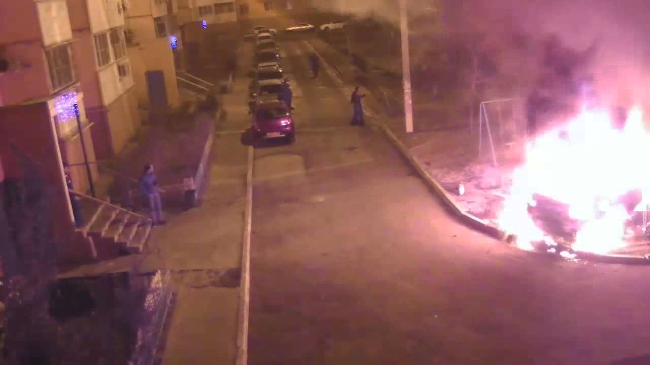 Yangın BMW x6 araba arsonists. Astrakhan, Rusya