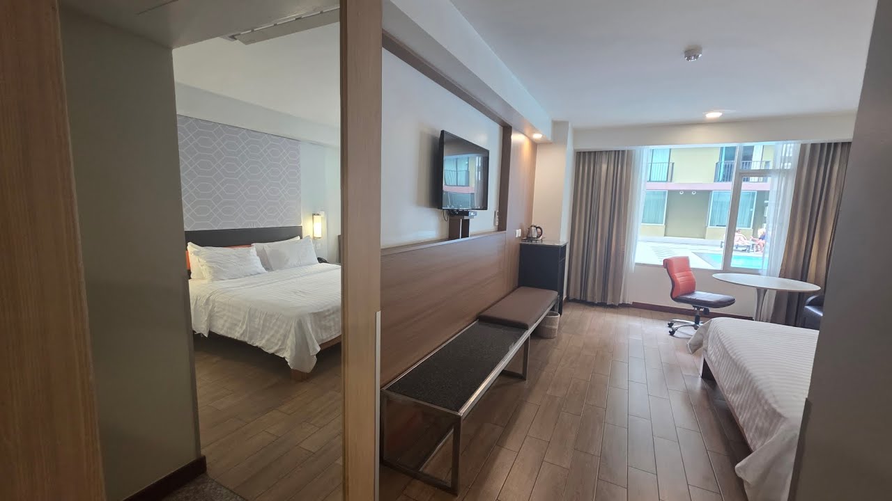 Bangkok Dynasty Grande Hotel Deluxe King Room with Poolview