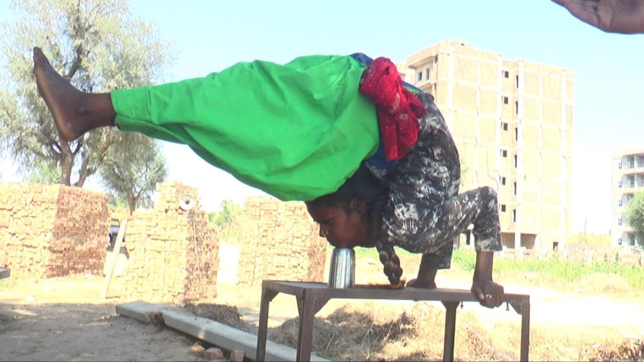 Super Amazing Indian Street Circus / दिल मजबूत करके देखना / इस लड़की के Stunt देख कर दंग रह जाओगे