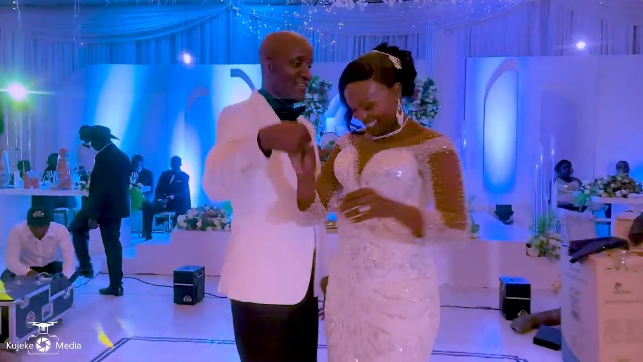 Zvaunondiitira Madhlauzani. by Mwenje Mathole Couples Dance Video [Zimbabwe Wedding]