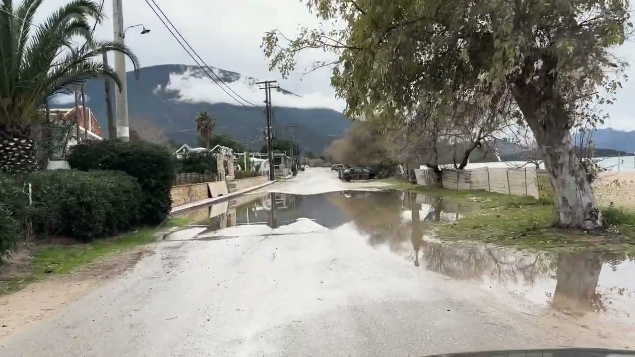 Λίμνη ο παραλιακός δρόμος στις Αλυκές Δροσιάς