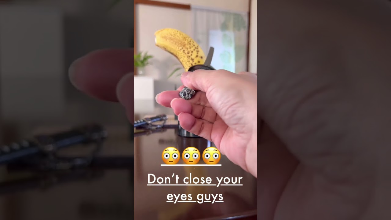 🗡🍌😳Watch how to cut banana with mini Samurai sword #shorts #samurai #katana #cutting