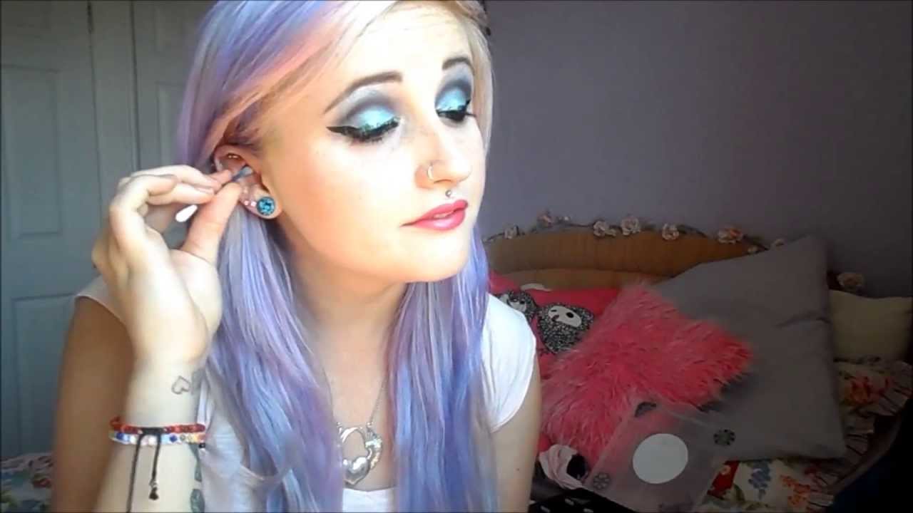 Changing My Rook Piercing Bar.