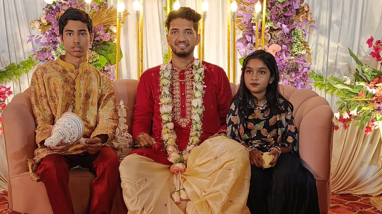 বরবেশে ঘোড়ার গাড়িতে আপনদা 