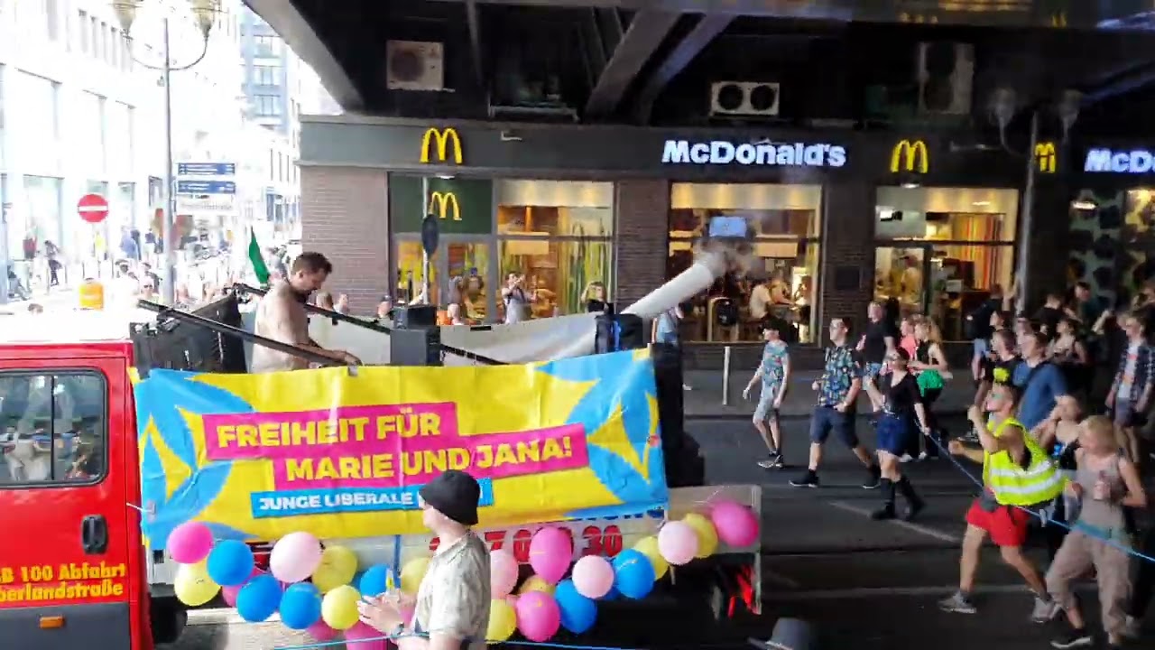 Hanfparade 2022 im Berlin, der Demozug in der Friedrichstra&szlig;e