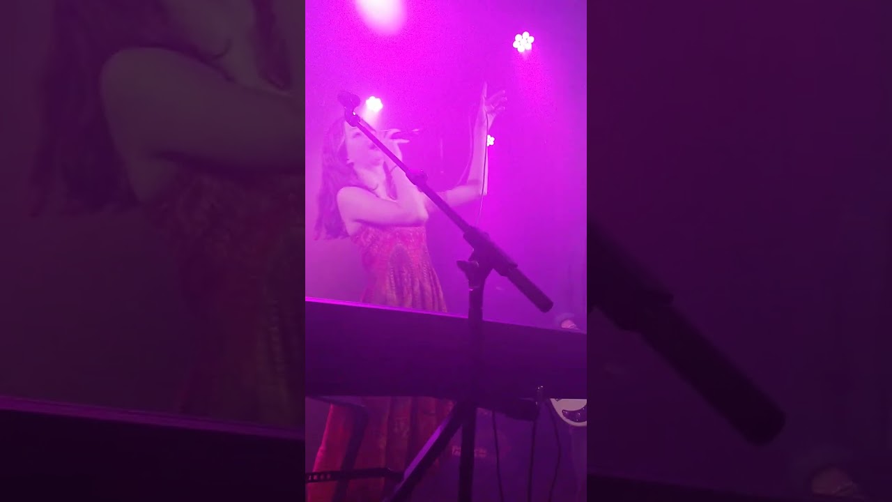 Crackling Leaves live: 'Runaway'