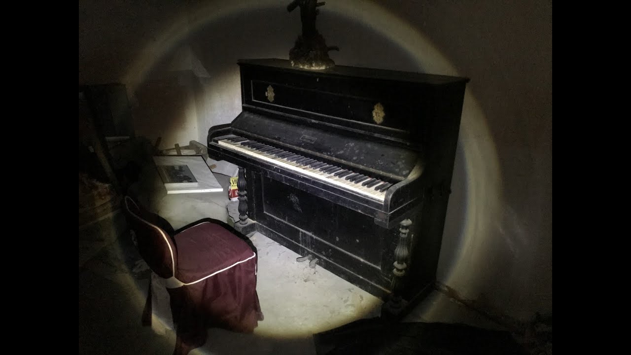 Me adentro solo en un terrorífico Restaurante de celebraciones de bodas con vivienda INTACTO