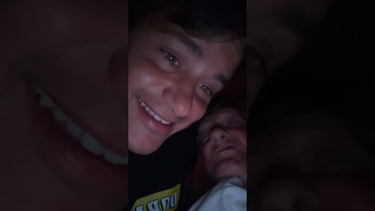 NONNO FAUSTINO - Con la coperta di Babbo Natale 🎅 😂🐊😂