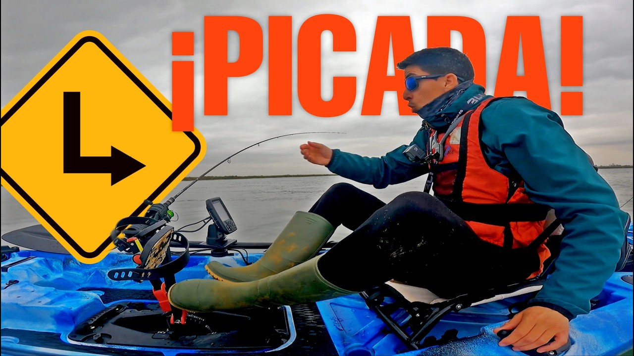 ¡MI PRIMER PEZ pescando ASÍ desde KAYAK! Uso NUEVOS SEÑUELOS de SPINNING en DIA NUBLADO