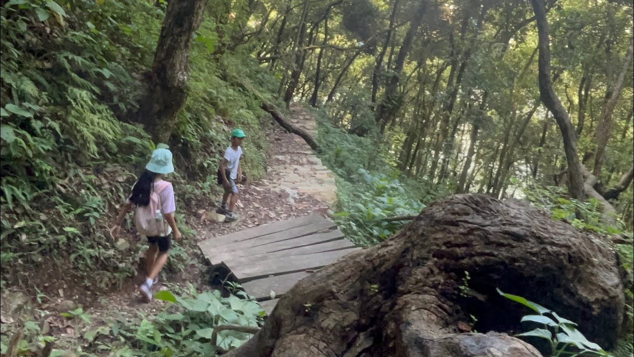 Damside to Anadhu Fewa lake Hiking trail