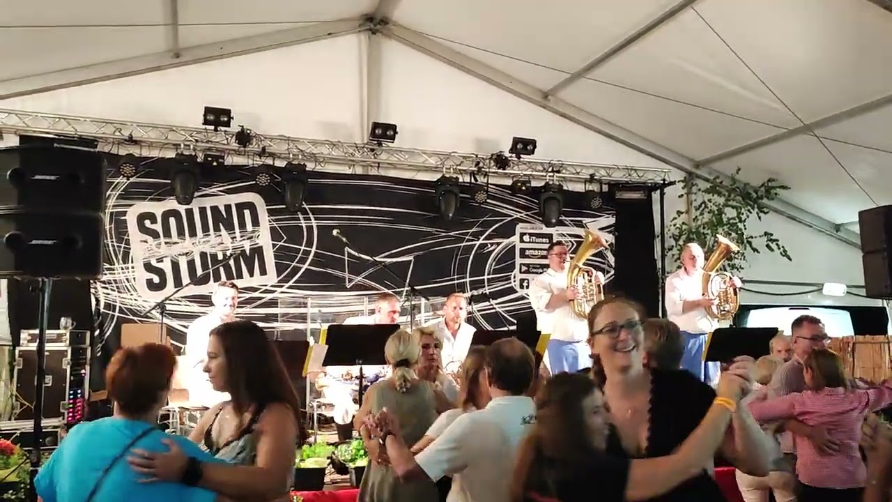 Eine kleine Dorfmusik mit der Polka 