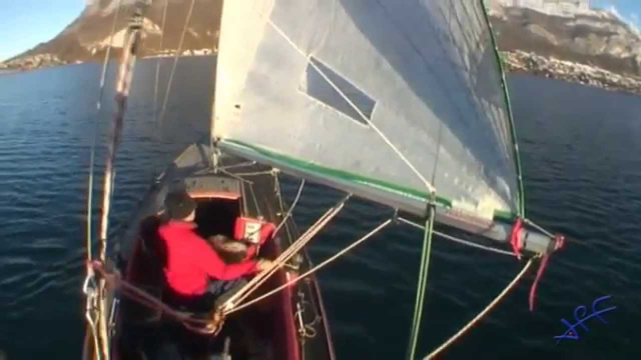 Annecy - Navigation sur lac en voilier requin - bateau à voile sous la neige - JPFprod video