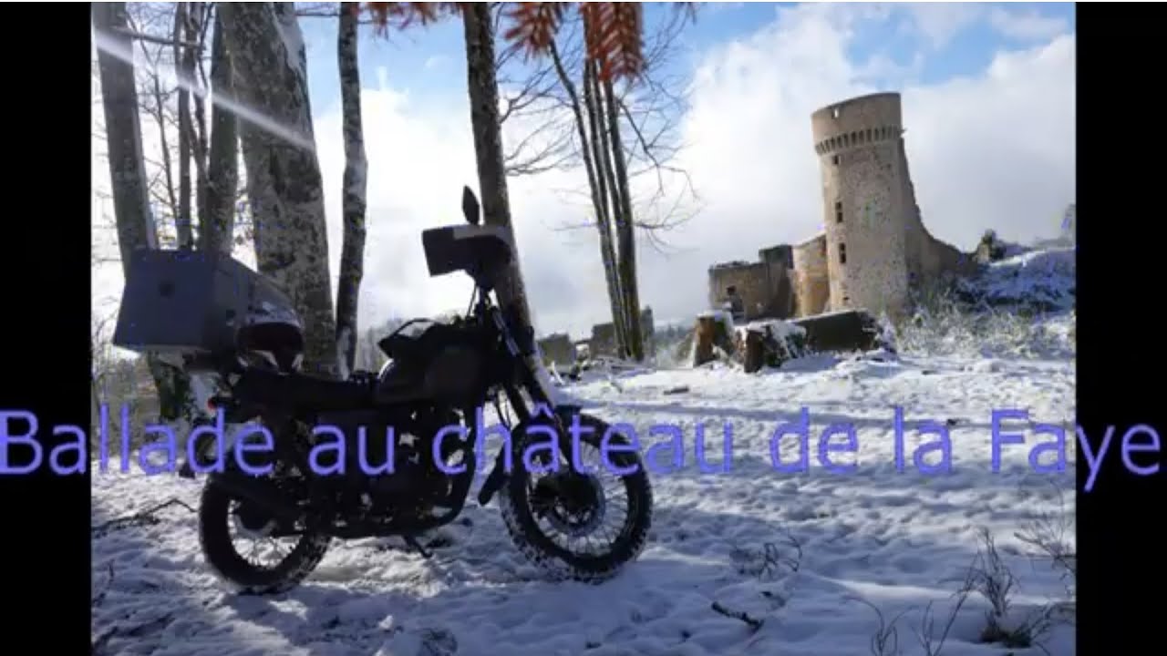 Petite ballade sur la neige à moto 125 au Château par une belle journée ensoleillé.