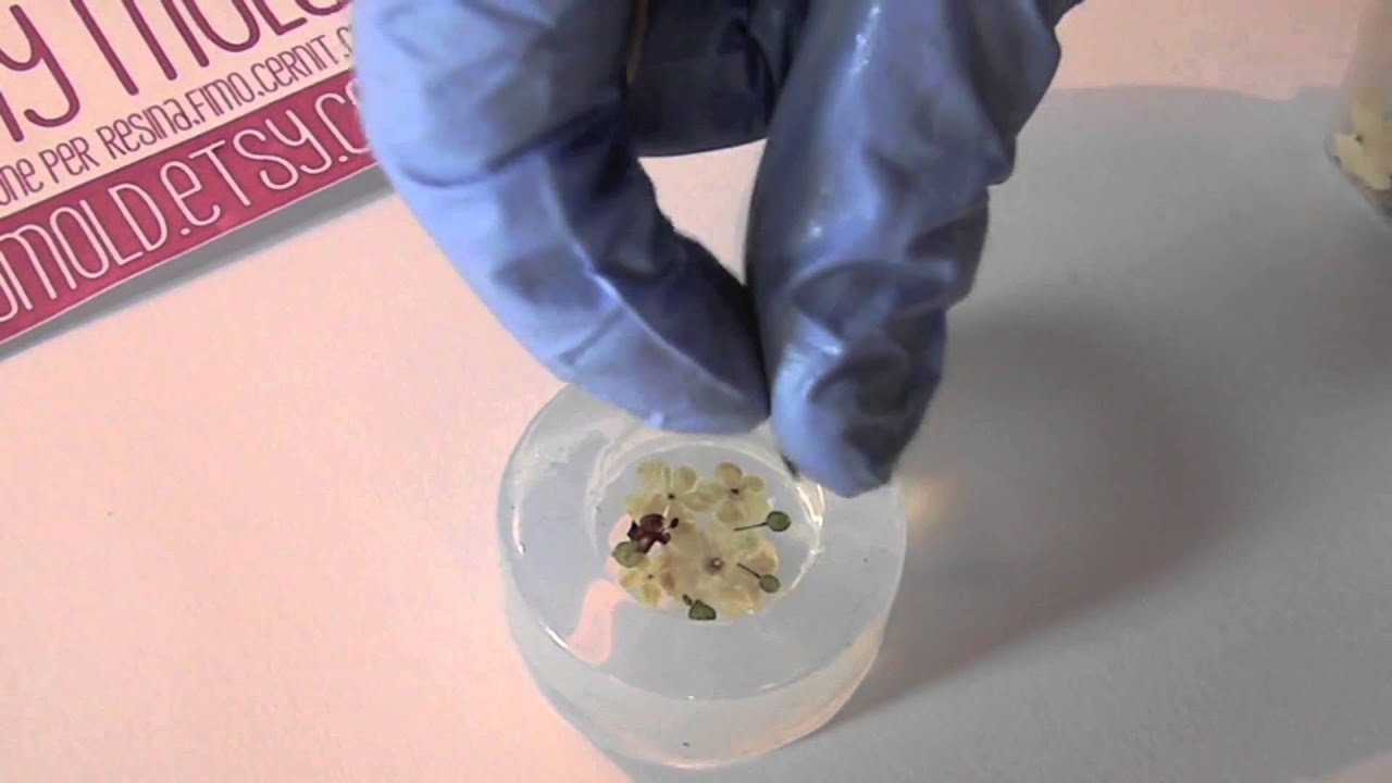 HOW TO EMBED DRIED FLOWERS ON RESIN
