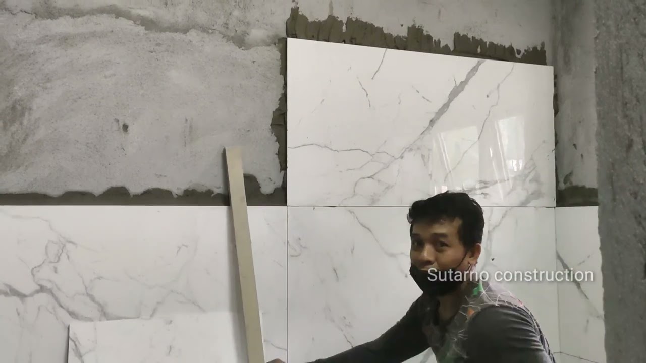 Proses pemasangan ceramic ukuran 60×120cm di toilet kecil
