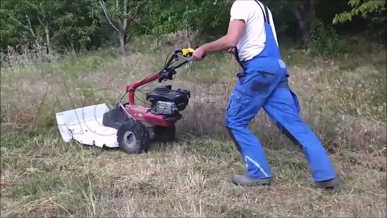 Hochgrasmäher beim Einsatz   Eurosystems P70 EVO mit Mähwerk cm 63  Benzinmotor B&S 850E