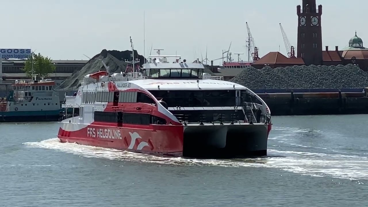 Halunder Jet legt in Cuxhaven ab