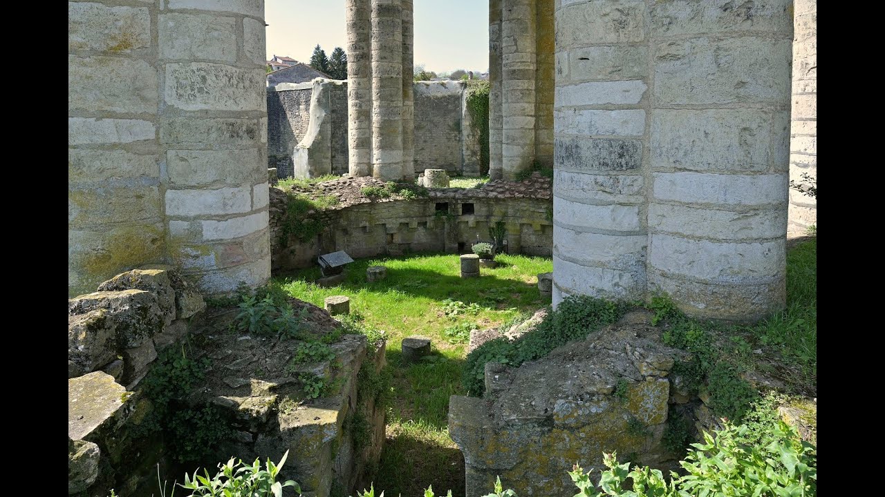 Abbaye de Charroux, sous la protection de Charlemagne, la plus importante de l'époque Carolingienne.