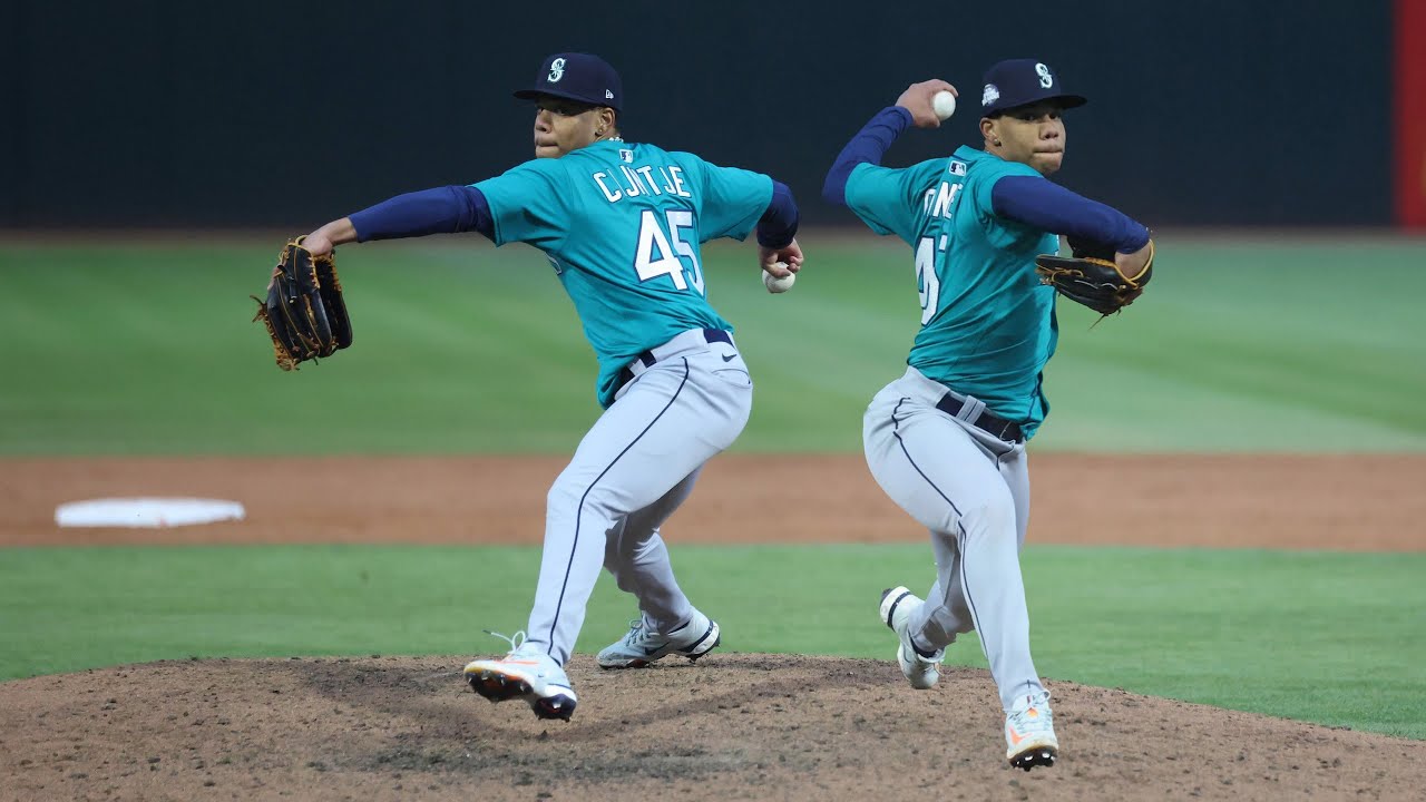 SWITCH PITCHER! 😳 Jurrangelo Cijntje is ELECTRIC! ⚡️(See him throw BOTH lefty AND righty)
