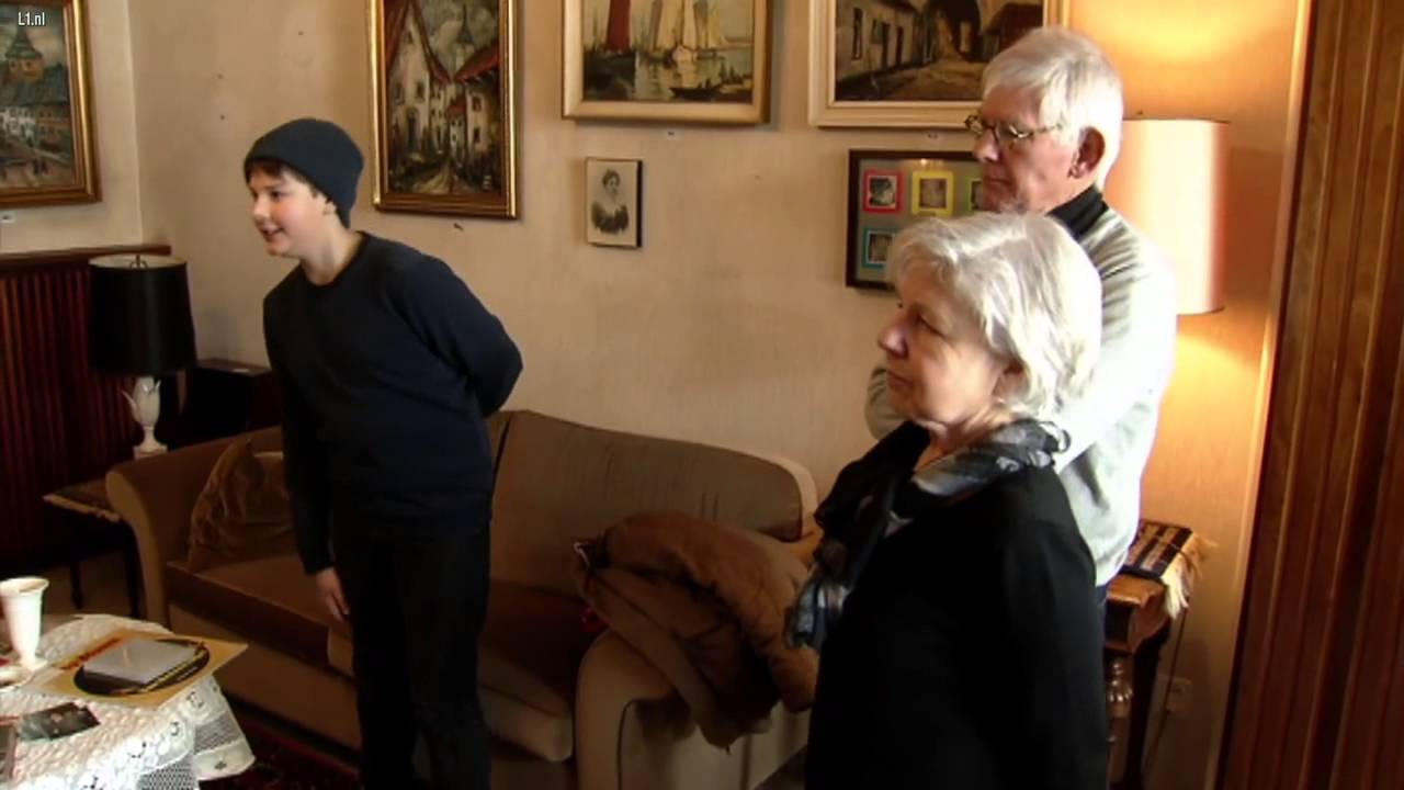 Marc Hermans krijgt piano van liedjesschrijver Nico Ploum
