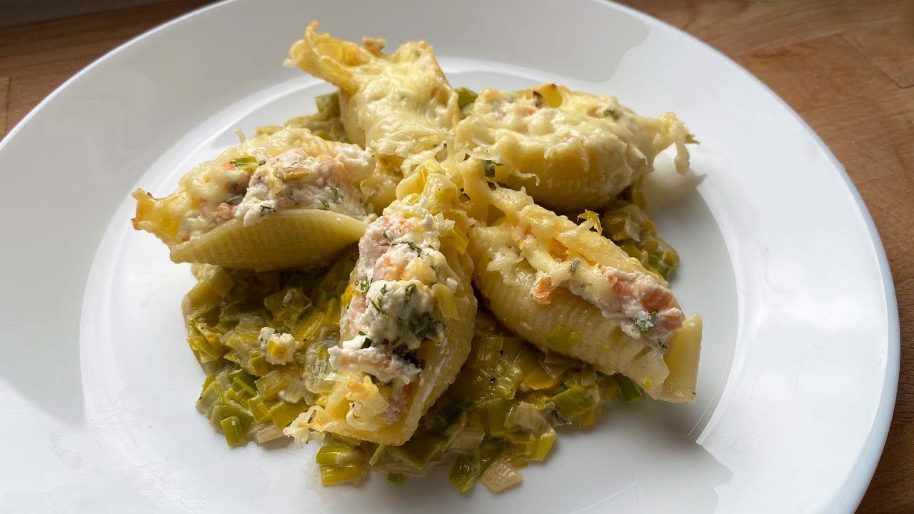 Conchiglioni farcis au saumon et à la ricotta sur une fondue de poireaux